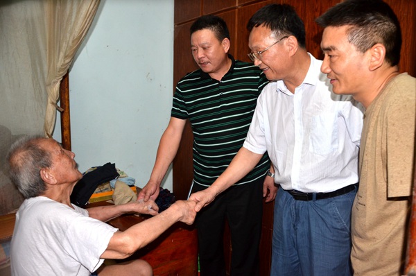 慰問(wèn)黨員傳真情——市直機(jī)關(guān)工委走訪(fǎng)慰問(wèn)省級(jí)黨內(nèi)關(guān)懷幫扶黨員