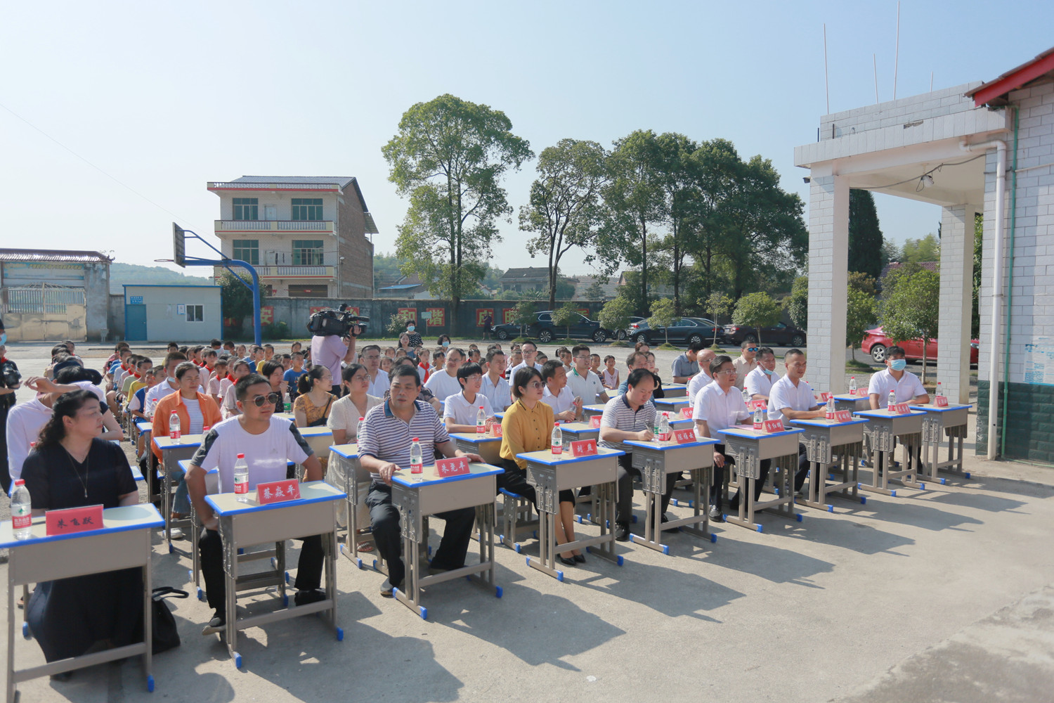 民盟婁底市委會(huì)赴雙峰大興小學(xué)開(kāi)展“燭光行動(dòng)”
